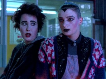 Стоп-кадр из фильма «Romper Stomper». Стоп-кадр из фильма «Romper Stomper».