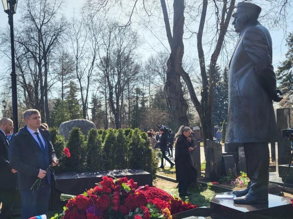 Жириновскому открыли памятник, вспомнили его предсказания и решили "воскресить" политика при помощи цифровых технологий