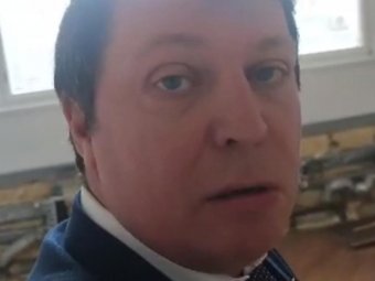 Снимок с видео «Top news». Тот самый депутат Матвеев недоволен состоянием рабочего кабинета, оставленного предшественником.